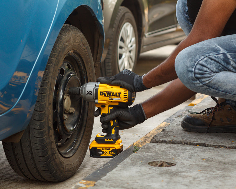 1/2" 950Nm cordless impact wrench 18V, 2x5Ah Li-Ion (DeWALT DCF899P2-QW)