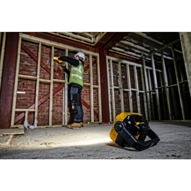 Lampe LED alimentée par batterie 18 volts 2 000 lumens/4 000 K - basique (DeWALT DCL077-XJ)