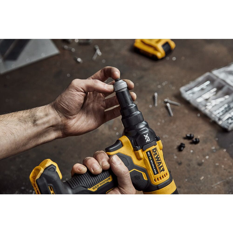 Pistolet à riveter sans fil XR 18 V/1,7 Ah + étui (DeWALT DCF403E1GT-QW)